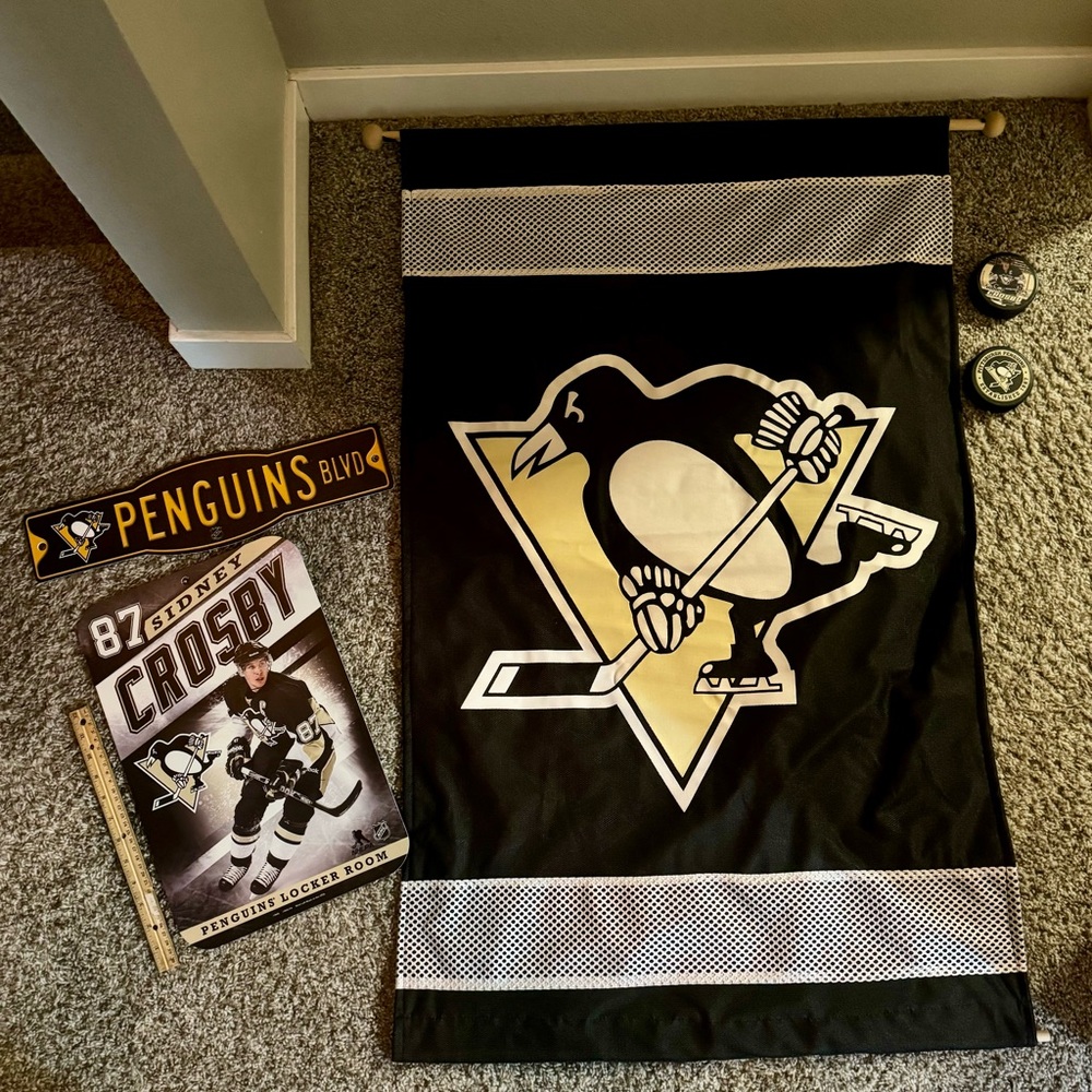 Pittsburgh Penguins/ Sydney Crosby room decor and pucks